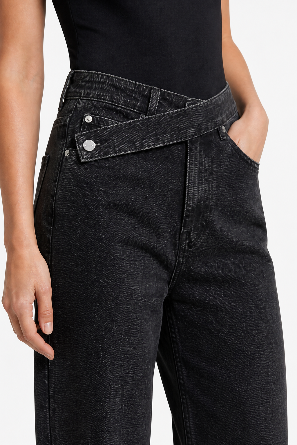 Casila – Asymmetrical closure – Straight-leg jeans - Black - detail