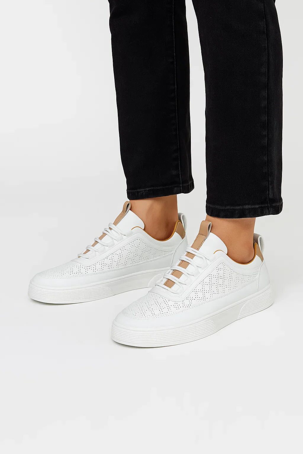 Men's perforated lace up trainers, low top shoes – product image 1
